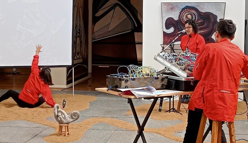 Mujeres músicas tocando instrumentos en un museo