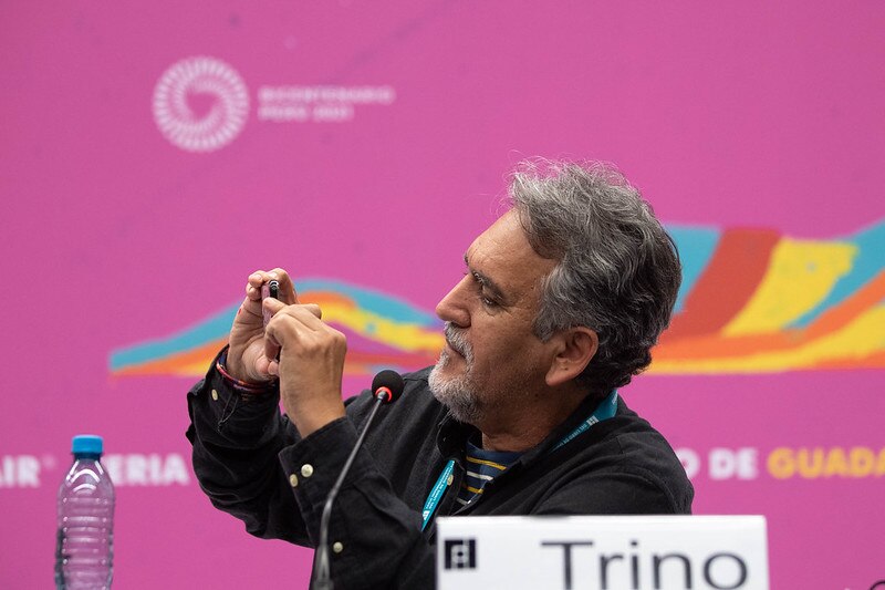 El cineasta mexicano Trino habla en una conferencia de prensa durante el Festival Internacional de Cine de Guadalajara.