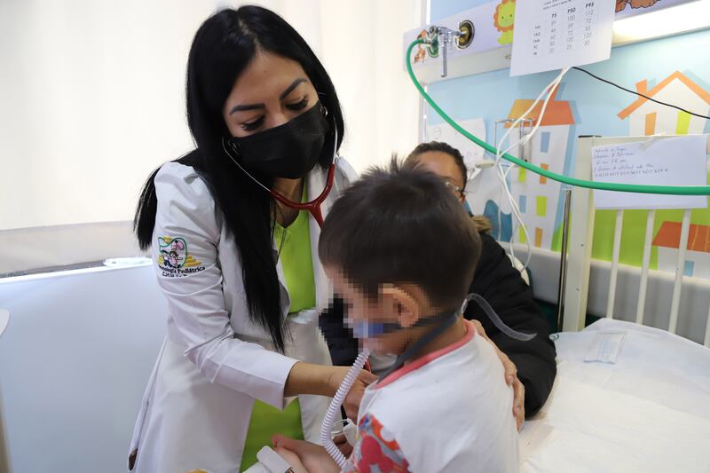 Doctora atiende a un niño en el hospital