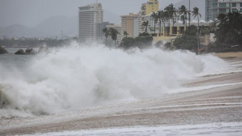 Tormenta tropical azota la costa