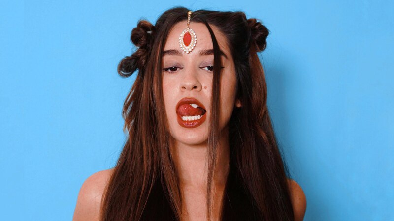 Mujer joven con un bindi rojo en la frente