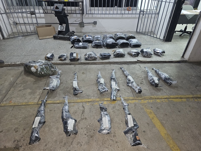 Armas de alto poder confiscadas por La Marina este jueves 14 de noviembre en el municipio de Concordia, Sinaloa.