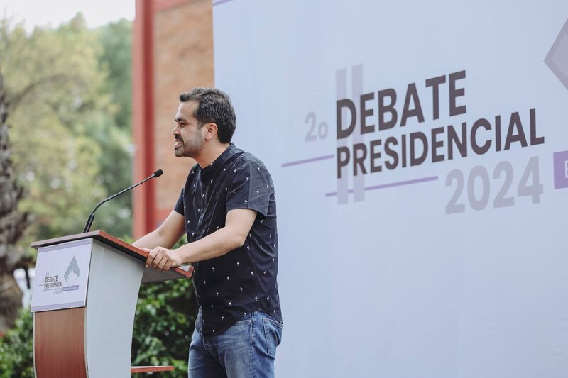 El candidato presidencial Gustavo Petro durante el debate presidencial de 2024