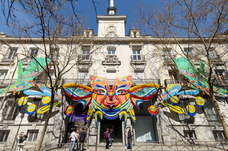 Fachada del Museo Nacional Centro de Arte Reina Sofía decorada con una instalación artística.