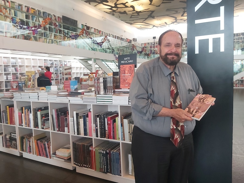 El escritor mexicano Carlos Fuentes en una librería
