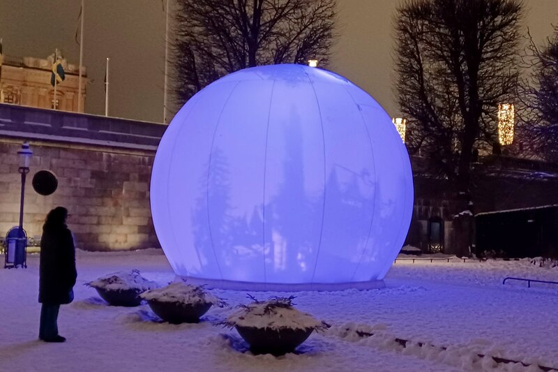 Esfera iluminada en la noche