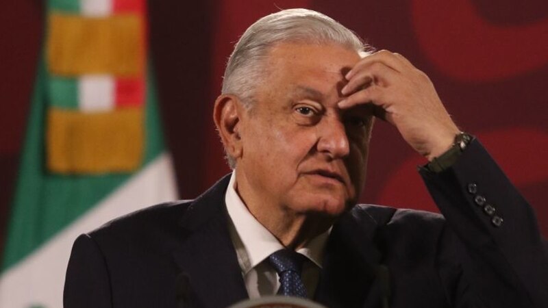 El presidente López Obrador se muestra preocupado durante una conferencia de prensa.