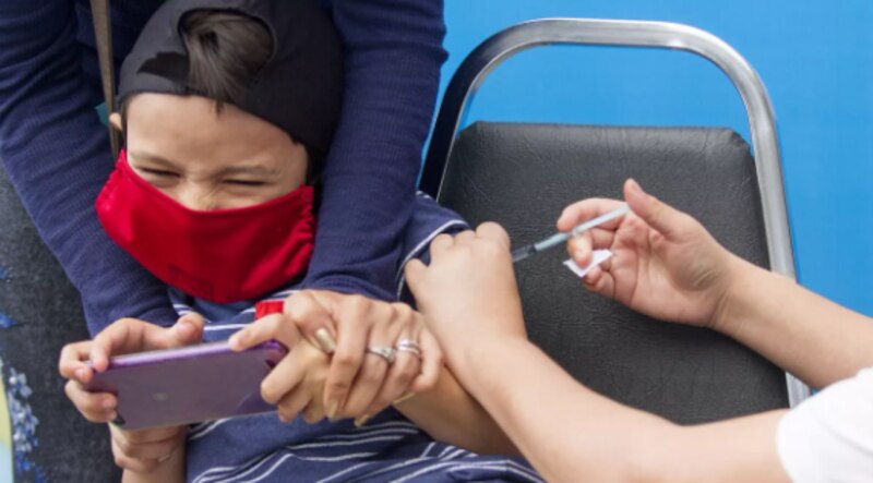 Niño recibe la vacuna contra el COVID-19