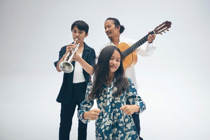 Familia tocando música