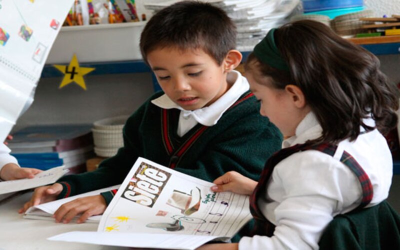 Niños leyendo en la biblioteca de la escuela