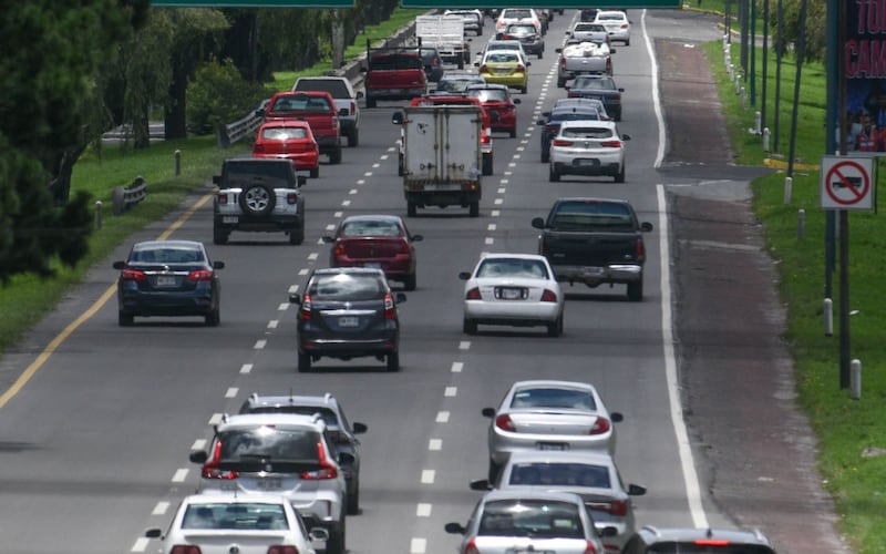 A partir de este 1 de julio entró en vigor el Programa Hoy No Circula en las zonas metropolitanas del Valle de Toluca y Santiago Tianguistenco. La medida establece restricciones a la circulación vehicular con base en el holograma de verificación y el número de placa, como parte de una estrategia oficial para reducir las emisiones contaminantes.