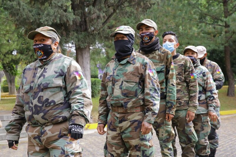 Soldados mexicanos patrullan una calle en Chiapas