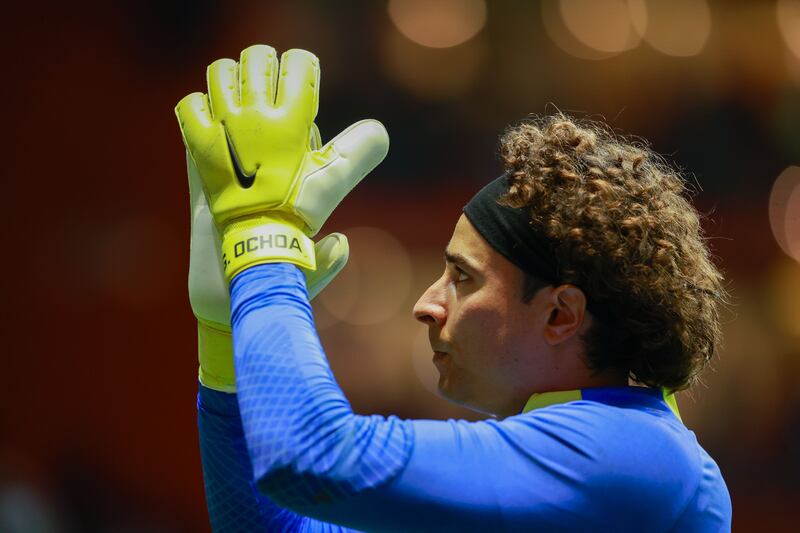 El portero Keylor Navas detiene un penalti.