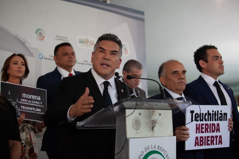 Encabezados por Alejandro Moreno, el grupo parlamentario del PRI realizó conferencia de prensa en la Cámara de senadores.