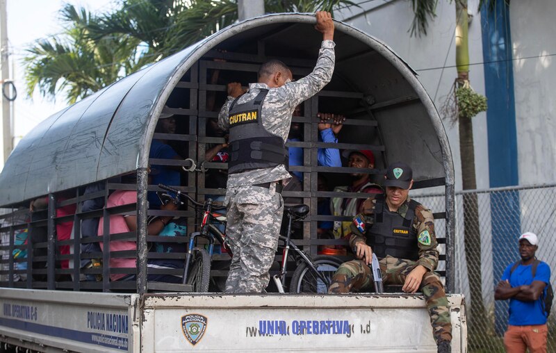 Migrantes haitianos detenidos en la frontera entre México y Estados Unidos