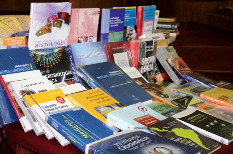 Una imagen de una estantería llena de libros de texto.