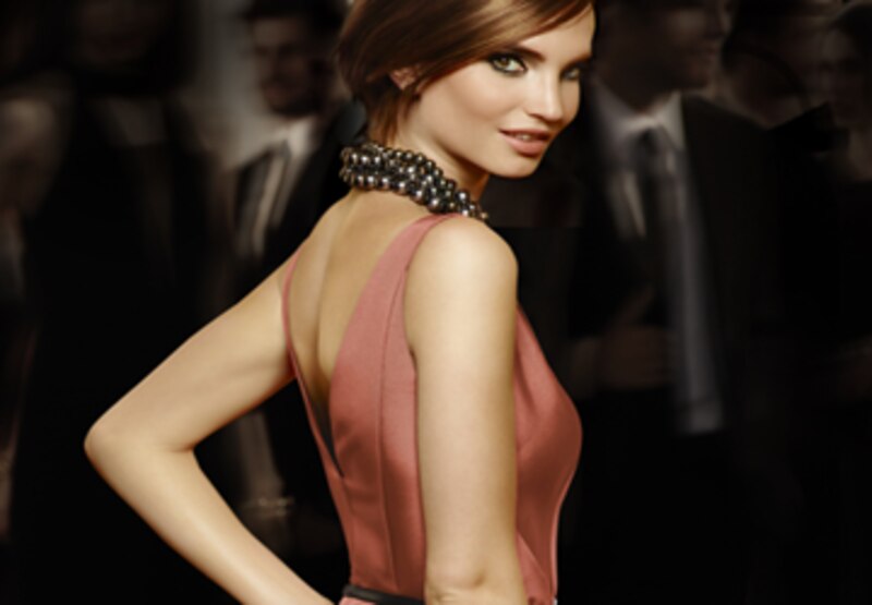 Elegante mujer en vestido rosa