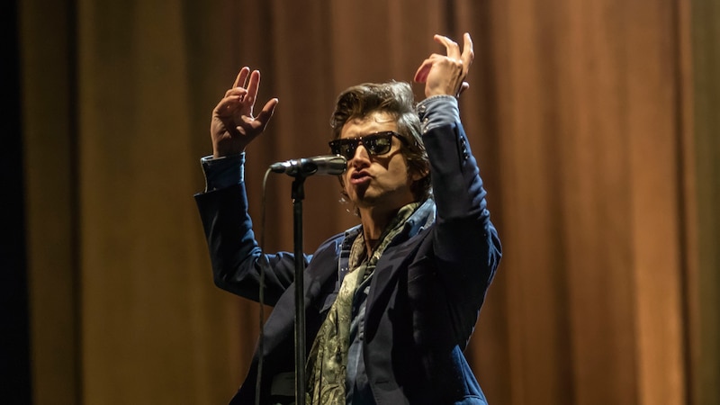 Alex Turner, vocalista de Arctic Monkeys, en concierto