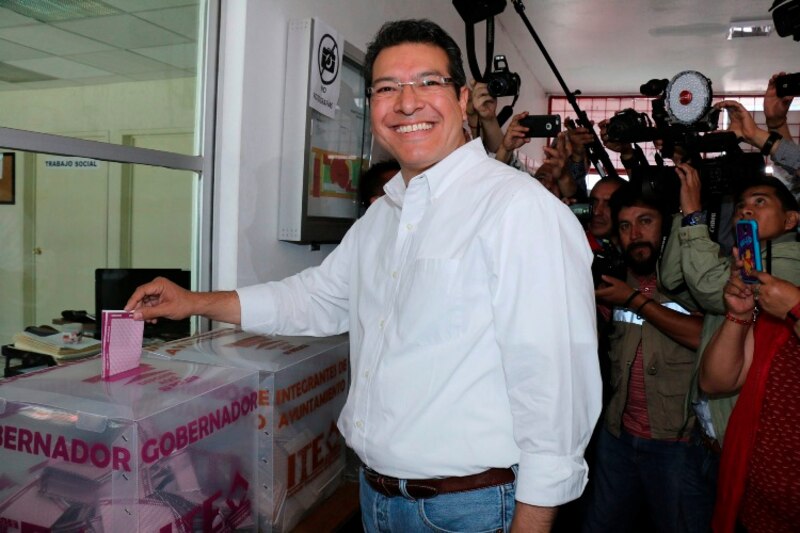 El candidato a gobernador por el partido Morena, Salomón Jara Cruz, emite su voto en las elecciones de Oaxaca 2022.