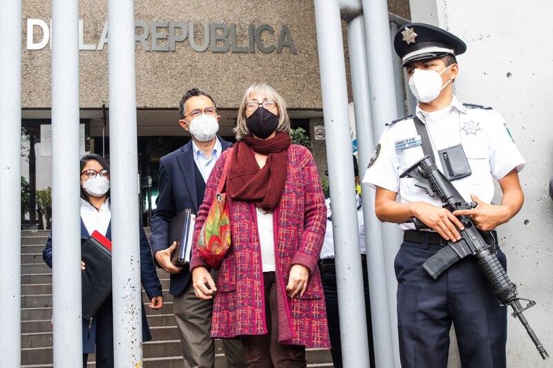 La policía custodia la entrada de la cárcel de mujeres de La Romana