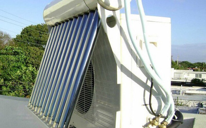 Paneles solares en el techo de un edificio