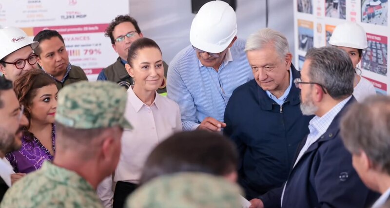 El presidente Andrés Manuel López Obrador supervisa la construcción del Tren Maya