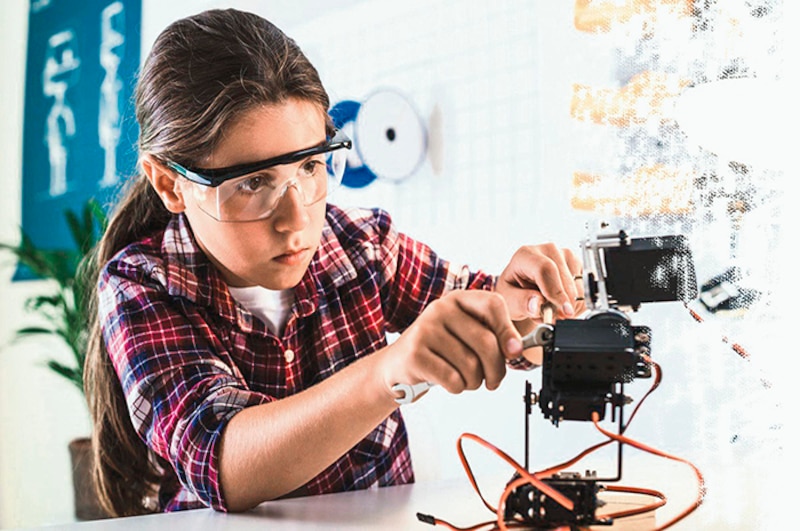 Niña construyendo un robot