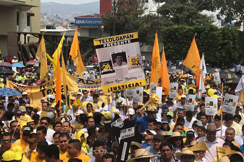 Multitudinaria marcha en México exige justicia por los 43 estudiantes desaparecidos de Ayotzinapa