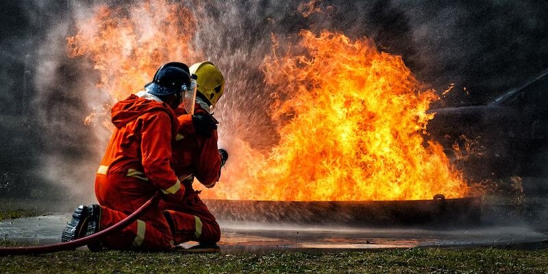 Bomberos extinguen incendio