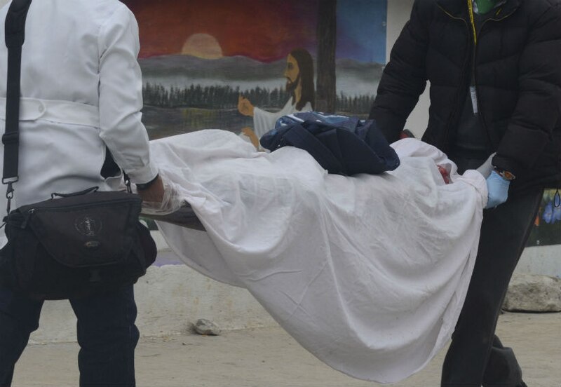 Paramédicos trasladan a un herido
