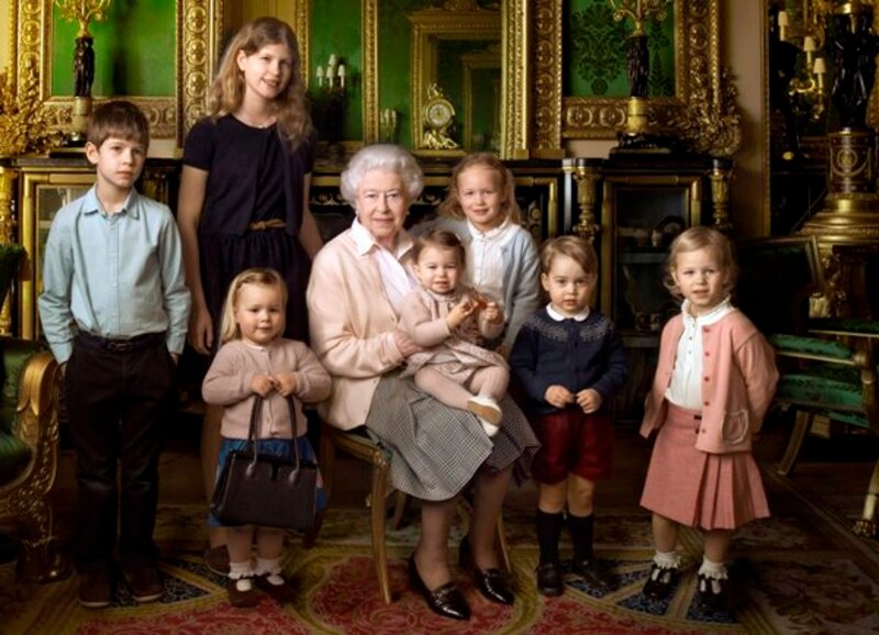La Reina Isabel II con sus nietos y bisnietos