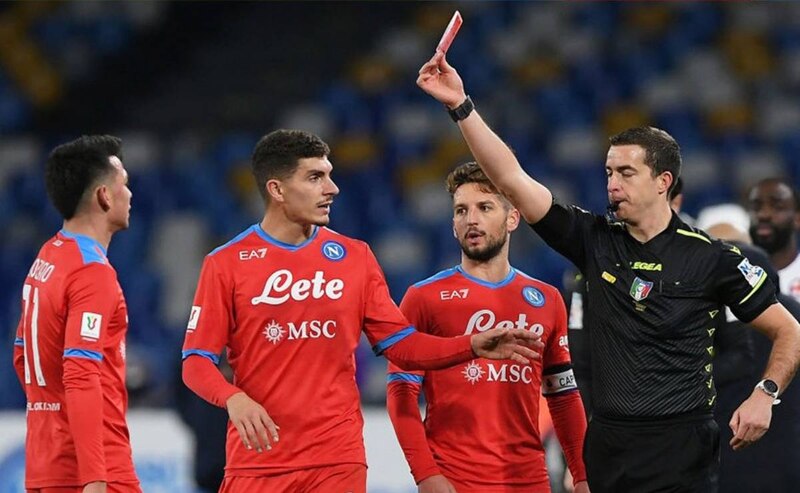El árbitro muestra la tarjeta roja a un jugador del Napoli
