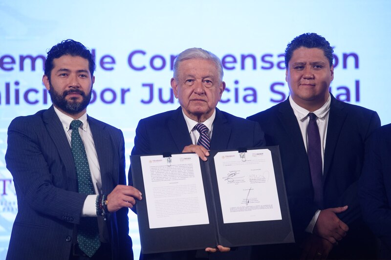 El presidente López Obrador firma un acuerdo con los sindicatos para aumentar el salario mínimo