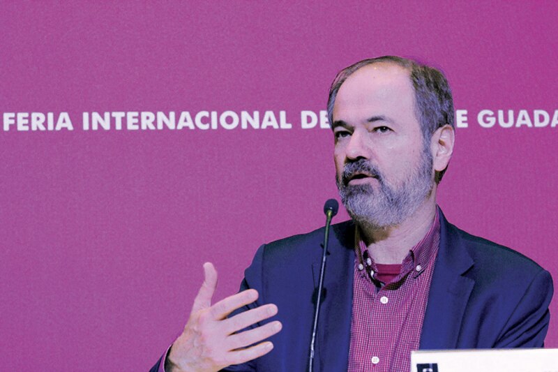 El escritor Salman Rushdie durante una conferencia en la Feria Internacional del Libro de Guadalajara