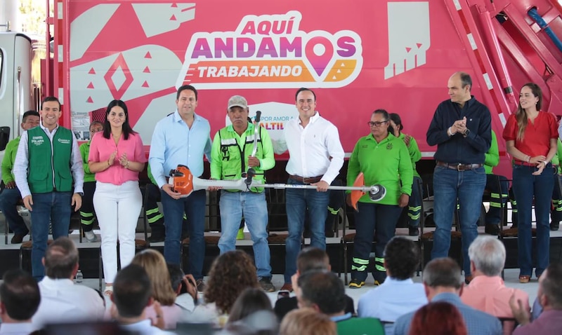 Gobernador Manolo Jiménez durante entrega de camiones recolectores en Saltillo