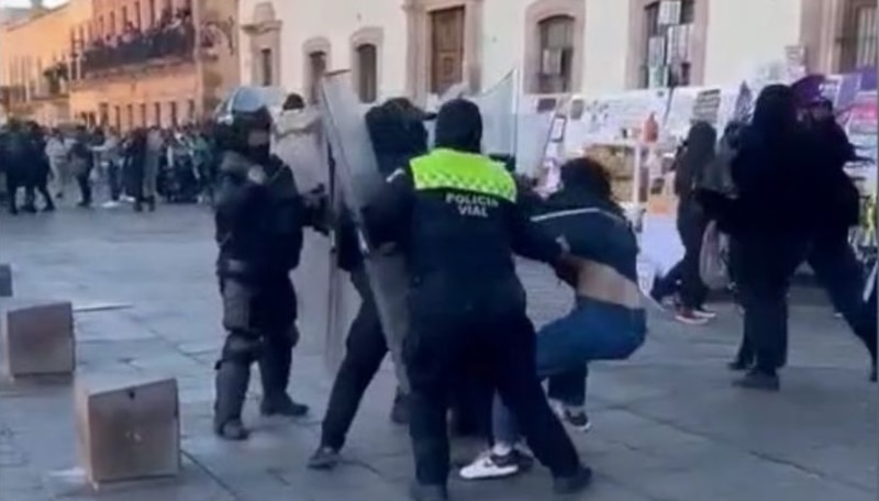 Enfrentamiento entre policías y manifestantes en el zócalo de la Ciudad de México