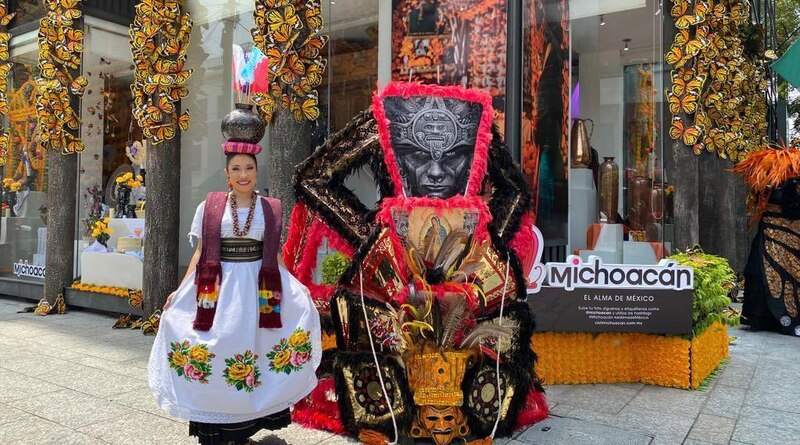 Mujer mexicana con traje tradicional en Michoacán