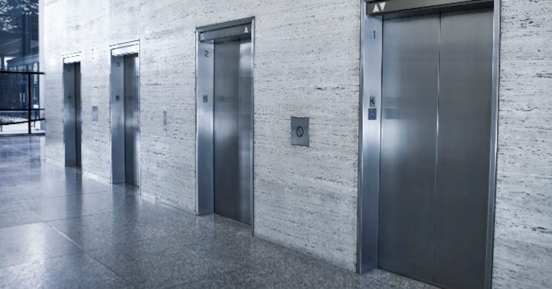 Pasillos de un edificio con ascensores