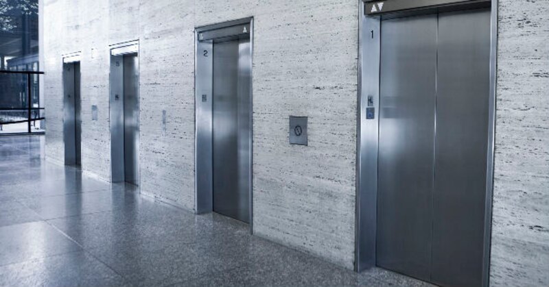 Pasillos de un edificio con ascensores