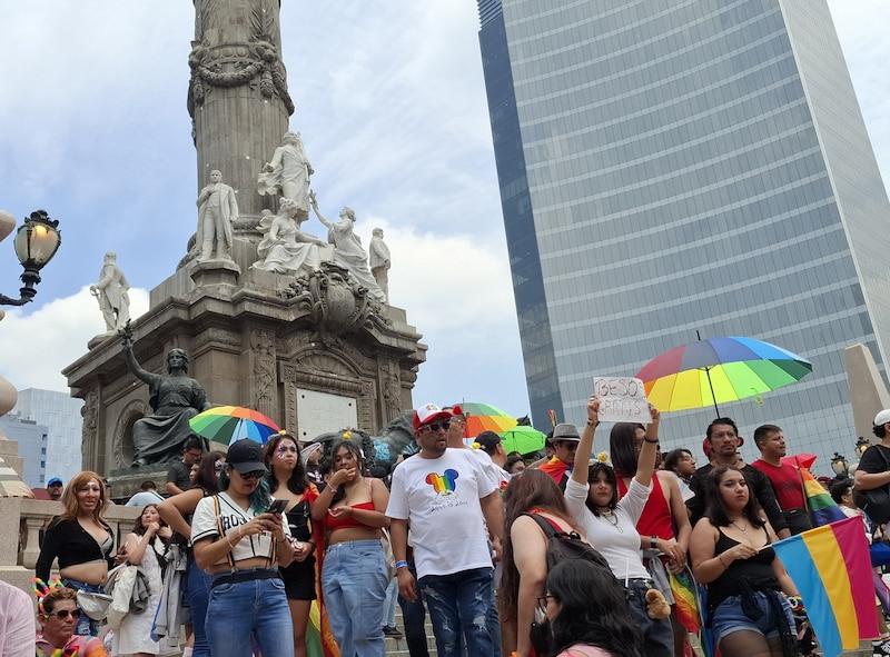 Beso entre dos mujeres en la marcha del orgullo gay de la Ciudad de México