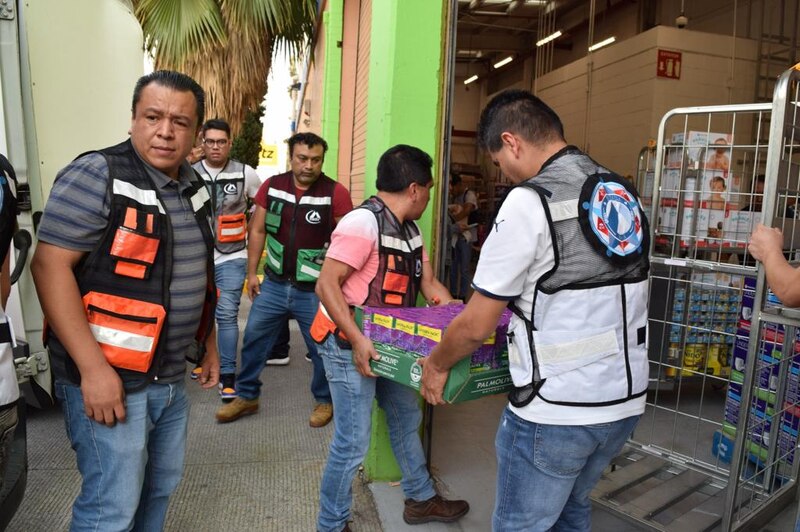 Voluntarios cargando cajas de ayuda humanitaria