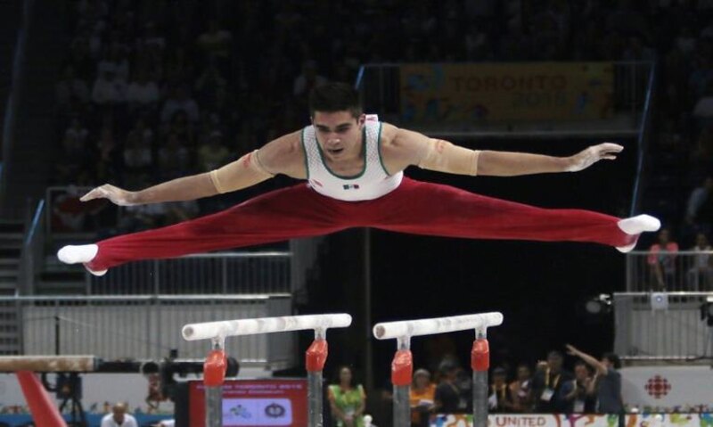 Gimnasta mexicano salta sobre las barras paralelas