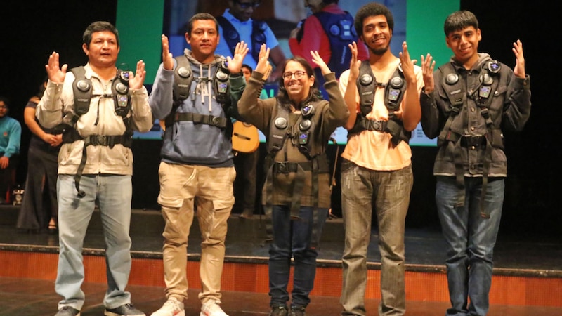 Un grupo de personas con discapacidad visual tocando música en un escenario.