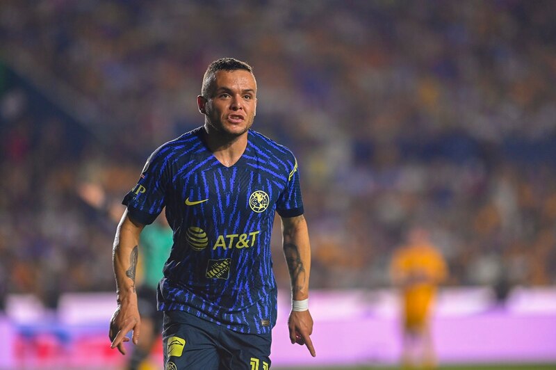 Jugador de fútbol mexicano Henry Martín celebra un gol