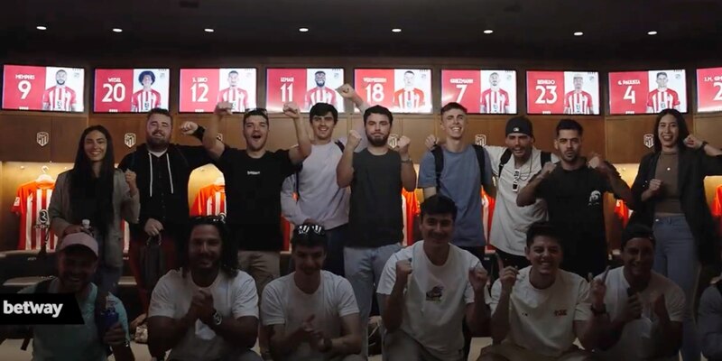 La plantilla del Atlético de Madrid celebra su victoria en el vestuario