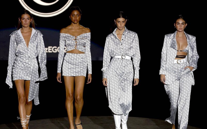 Pasarela de modelos con ropa estampada en blanco y negro