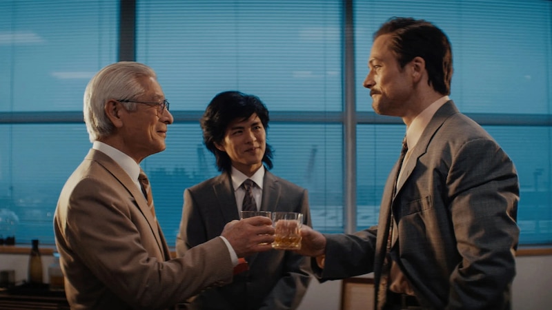 Tres hombres de negocios brindando