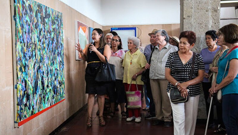 Mujeres mayores en una galería de arte