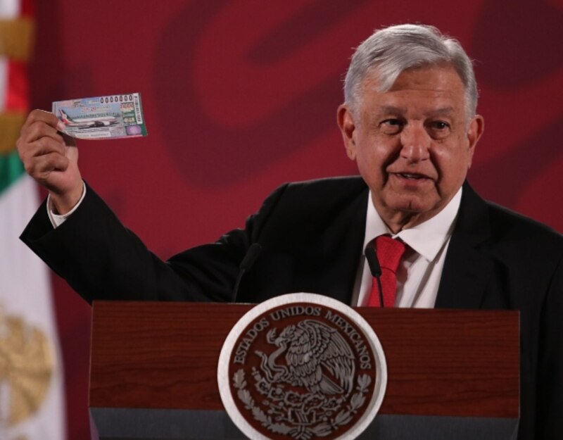 El presidente Andrés Manuel López Obrador muestra un billete de la Lotería Nacional.