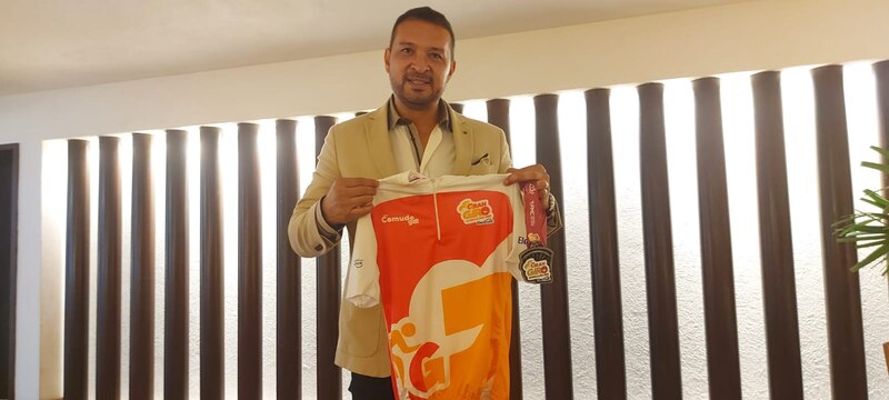 El ciclista ecuatoriano Richard Carapaz, ganador del Giro de Italia 2019, muestra su maglia rosa.